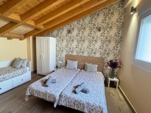 a bedroom with two beds in a room at Apartamentos San Nicolás AIRE AC y ascensor junto a Laurel in Logroño