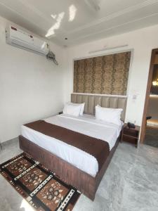 a bedroom with a large bed and a window at Hotel Yashoday in Kekri