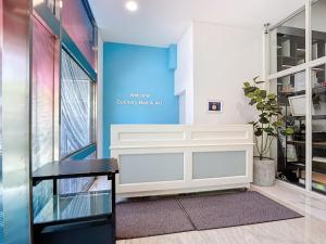 a room with a white bench and a table at キュリナリーBed and Art in Hamamatsu