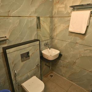 a bathroom with a sink and a toilet at Mithila Resort in Jāmb