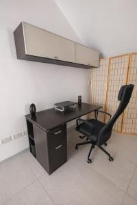 a desk and a chair in a room at Modern Double Room in Peaceful Pembroke just Minutes away from St Julians in Pembroke