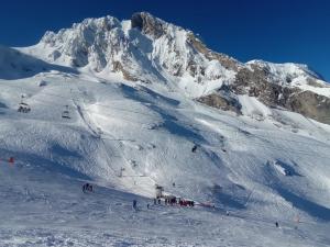 a group of people skiing down a snow covered mountain at Arriu Mage 105 in Bielle