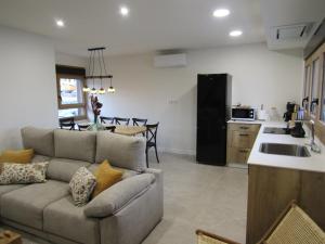 a living room with a couch and a kitchen at La Alcoholera in Valtierra