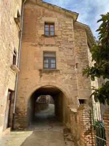 an archway in a stone building with a window at Ca La Pausa in Alpens