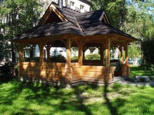 a wooden gazebo in the middle of a yard at OW Jaskółka in Zakopane