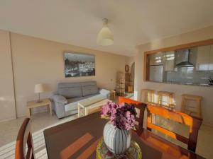 a living room with a vase of flowers on a table at Terrasol Pirámides Puerto Blanco in Caleta De Velez