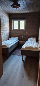 a room with two beds and a window at Hytte ved Gaularfjellet in Viksdalen