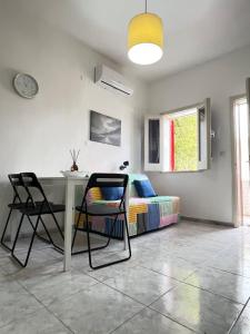 a room with a table and chairs and a bed at Bungalow 97 in Fontane Bianche