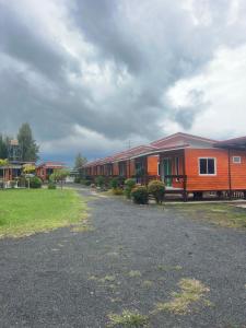 a row of houses on the side of a road at Rimkuan Lakeview in Ban Kham Kom