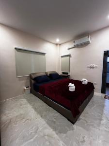 a bedroom with a large bed in a room at Rimkuan Lakeview in Ban Kham Kom