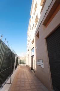 a walkway next to a building with a gate at Suites Appartement Midelt in Midelt
