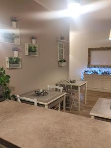 a living room with a table and a dining room at B&B Nottetempo in Paupisi