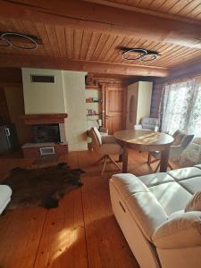 a living room with a couch and a table at Vahtramäe saun in Siniküla