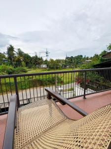 a rattan bench sitting on top of a balcony at The Kandy City Townhouse in Kandy