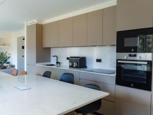 a kitchen with a counter and a table with chairs at El Secreto de Sandindere in Busturia