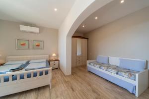 two beds in a large room with wooden floors at Villa di Sogno in Palazzo