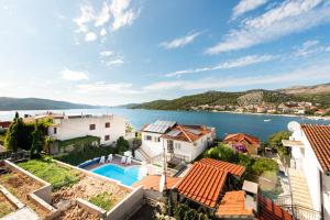 an apartment with a view of the water at Villa A'Mare in Seget Vranjica