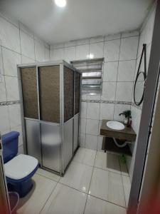 a bathroom with a toilet and a sink at Aconchego famíliar in Mongaguá
