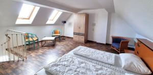 a bedroom with a bed and chairs in a room at Boddenhof Apartment 56 - 2 SZ, freundlich, modern in Buschvitz