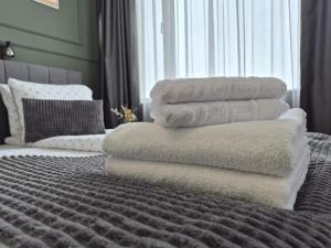 a pile of towels sitting on top of a bed at Студио Даневски-Balkan Tower in Gabrovo