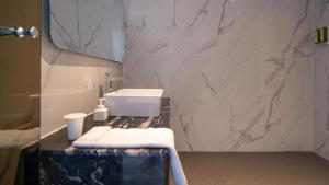 a bathroom with a white sink and a counter at 온더웨이브호텔 in Taesong +41 photos