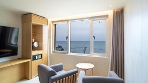 a living room with a view of the ocean at 온더웨이브호텔 in Taesong