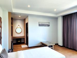 a hotel room with a bed and a mirror at โคโค่ โฮเทล KOCO Hotel in Nakhon Ratchasima +25 photos