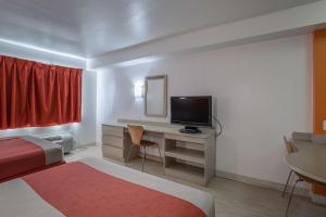 TV a/nebo společenská místnost v ubytování Motel 6-Pasadena, TX