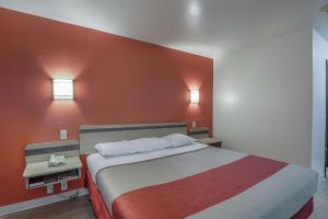 Postel nebo postele na pokoji v ubytování Motel 6-Pasadena, TX