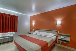 Postel nebo postele na pokoji v ubytování Motel 6-Pasadena, TX