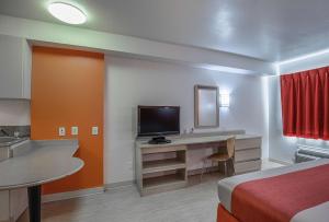 Postel nebo postele na pokoji v ubytování Motel 6-Pasadena, TX