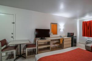 TV a/nebo společenská místnost v ubytování Motel 6-Pasadena, TX