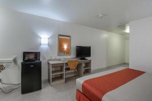 TV a/nebo společenská místnost v ubytování Motel 6-Pasadena, TX