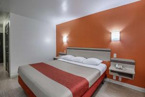 Postel nebo postele na pokoji v ubytování Motel 6-Pasadena, TX