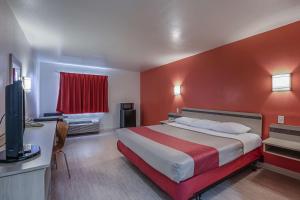 Postel nebo postele na pokoji v ubytování Motel 6-Pasadena, TX