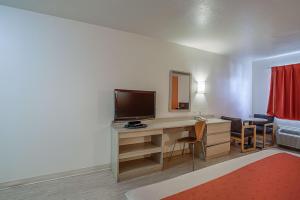 TV a/nebo společenská místnost v ubytování Motel 6-Pasadena, TX