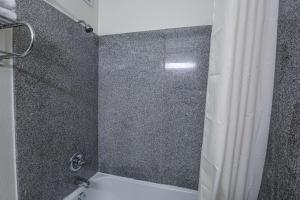 Koupelna v ubytování Motel 6-Pasadena, TX