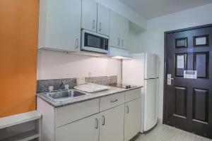 Kuchyň nebo kuchyňský kout v ubytování Motel 6-Pasadena, TX