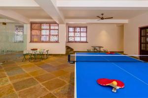 a pool table in a living room with a table at Seraibagh Ranthmabore in Khilchipur