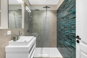a bathroom with a sink and a shower at Ferienwohnung TheViewB17 Boje 17 Dagebüll in Dagebüll