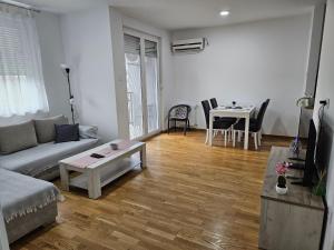 a living room with a couch and a table at Apartman N&N, 53 kvm, blizu centra in Subotica