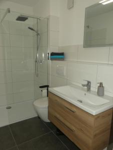 a bathroom with a sink and a toilet and a shower at Marktperle in Sagard