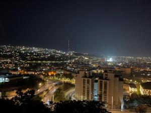 Blick auf eine nächtliche Stadt mit Lichtern in der Unterkunft Crown hostel in Yerevan