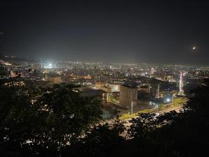 Blick auf eine Stadt bei Nacht in der Unterkunft Crown hostel in Yerevan