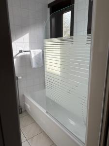 biała łazienka z wanną i oknem w obiekcie Hotel en Bistro de Vaart w mieście Damme +36 zdjęć