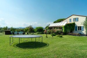 a trampoline in the yard of a house at Le Petit Paradis in Labastide-de-Virac