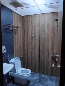 a bathroom with a toilet and a sink and a shower at شقق الريم الجديد للشقق المخدومة Al Reem Al Jadid residence in Yanbu