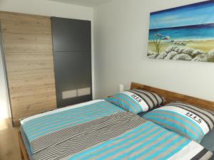 a bedroom with a bed and a painting on the wall at Marktperle in Sagard