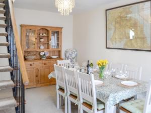 ein Esszimmer mit Tisch und Stühlen in der Unterkunft Thistle Dee in Wooler