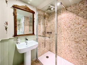 a bathroom with a sink and a shower at Cottage 3 - Uk46609 in Broughton